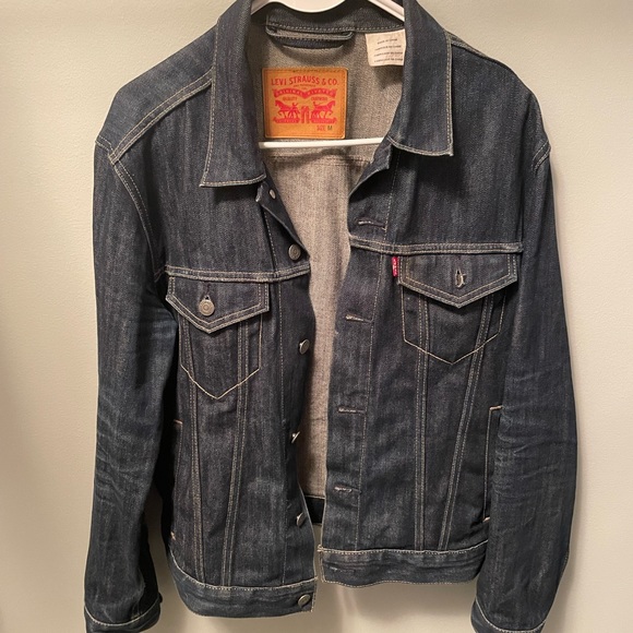 Men’s Levi’s Medium Trucker Jacket in Dark Wash - Picture 1 of 2